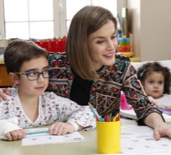 Doña Letizia, con los alumnos de una de las aulas durante las clases