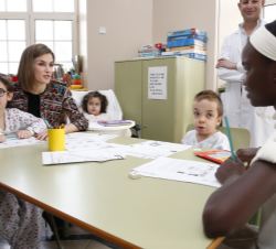Doña Letizia, con los alumnos de una de las aulas durante las clases