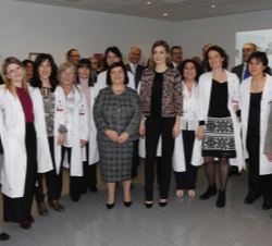 Doña Letizia, con el personal del centro