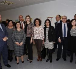 Su Majestad la Reina, con antiguos profesores del colegio