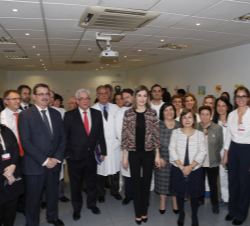 Su Majestad la Reina, con responsables educativos, profesores, anteriores directores del colegio, antiguos alumnos, padres, directivos y profesionales