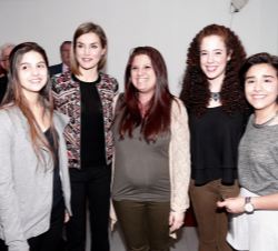 Doña Letizia, con un grupo de antiguas alumnas del colegio