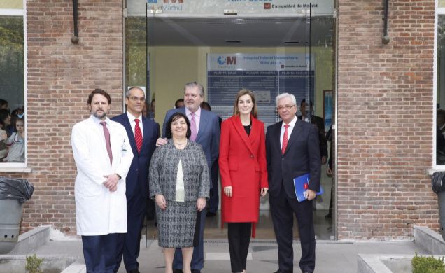 Su Majestad la Reina, con el ministro de Educación Cultura y Deporte, los consejeros de Sanidad y de Educación, Juventud y Deporte de la Comunidad de 