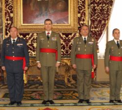 Su Majestad el Rey, con los generales Budiño, Fernández de Bobadilla y Robles