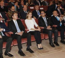Doña Letizia, en la primera fila de asientos, junto al presidente del Senado, el ministro en funciones de Sanidad, Servicios Sociales e Igualdad, la s