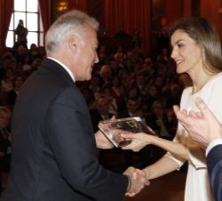 Su Majestad la Reina entrega el Premio a la Responsabilidad Social Corporativa a Jean-Louis Paccalin, director general de JCDecaux