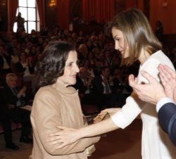 Su Majestad la Reina entrega el Premio a Toda una Vida por las Enfermedades Raras a Águeda Fernández Avivar