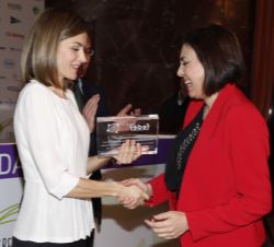 Su Majestad la Reina entrega el Premio a la Investigación en Enfermedades Raras concedido al Sistema de Información sobre Enfermedades Raras de la Reg