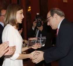 Su Majestad la Reina entrega el Premio a la Mejor Iniciativa del Trabajo en RED, concedido al Consejo Asesor de Enfermedades Raras del País Vasco, a J