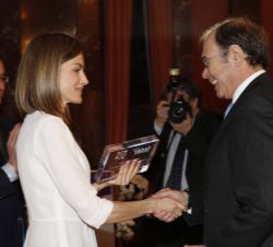 Su Majestad la Reina entrega el Reconocimiento Especial en el Día Mundial, concedido al Senado de España, a su presidente, Pío García-Escudero