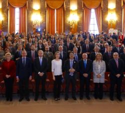 Fotografía de grupo de Su Majestad la Reina con los asistentes