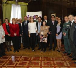 Fotografía de grupo de Su Majestad la Reina con las autoridades y premiados