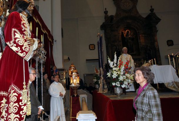 Su Majestad la Reina Doña Sofía permanece de pie durante unos momentos ante la imágen del Santo Cristo de Medinaceli antes de besar su pie