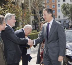 Su Majestad el Rey, a su llegada a la Biblioteca Nacional, recibe el saludo del ministro de Educación, Cultura y Deporte, Íñigo Méndez de Vigo