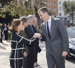 Su Majestad el Rey recibe el saludo de la directora de la Biblioteca Nacional de España, Ana Santos
