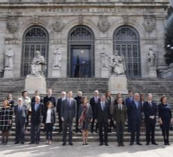 Fotografía de grupo de Don Felipe y Doña Letizia junto a miembros de la Comisión Nacional para la conmemoración del IV Centenario de la muerte de Migu