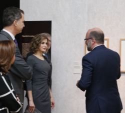 Don Felipe y Doña Letizia reciben la explicación del Comisario de la Exposición, José Manuel Lucía, acerca de una de las obras de la exposición