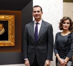 Sus Majestades los Reyes junto a un retrato de Miguel de Cervantes