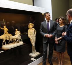 Don Felipe y Doña Letizia, durante la visita a la exposición