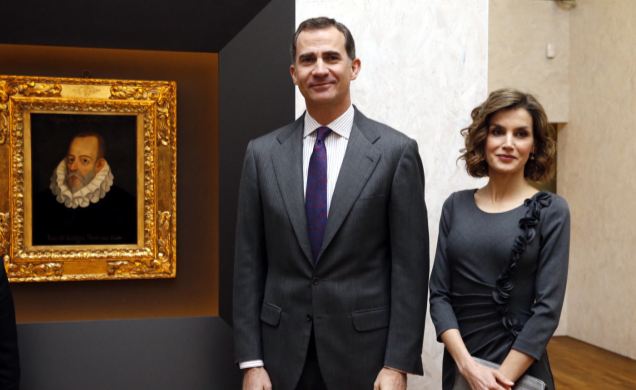 Sus Majestades los Reyes junto a un retrato de Miguel de Cervantes