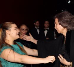 Doña Sofía recibe el saludo de Ellionor D'Melon, violinista
