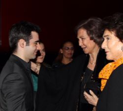 Doña Sofía conversa con el violonchelista Pablo Fernández
