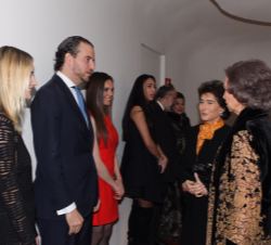 Su Majestad la Reina junto a la Presidenta de la Escuela Superior de Música Reina Sofía y de la Fundación Albéniz, Palomo O'Shea, recibe el saludo