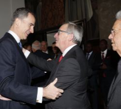 Su Majestad el Rey recibe el saludo del presidente de la Comisión Europea, Jean-Claude Juncker