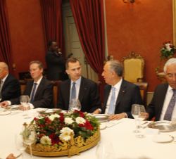 Don Felipe durante el almuerzo ofrecido por el presidente de la República Portuguesa
