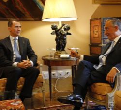 Su Majestad el Rey en un momento de la reunión mantenida con el presidente de la República Portuguesa