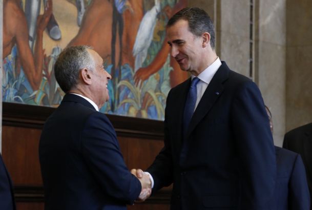 Su Majestad el Rey saluda al nuevo presidente de Portugal, Marcelo Rebelo de Sousa, tras el relevo del mando presidencial
