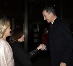 Su Majestad el Rey recibe el saludo de la vicepresidenta del Gobierno en funciones, Soraya Sáenz de Santamaría, a su llegada al Auditorio Nacional de 