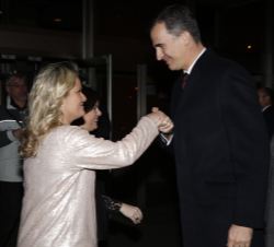 Su Majestad el Rey saluda a la presidenta de la Fundación Víctimas del Terrorismo, a su llegada al Auditorio Nacional de Música