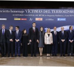 Fotografía de grupo de Sus Majestades los Reyes con las autoridades y patrocinadores asistentes al Concierto "In Memoriam"