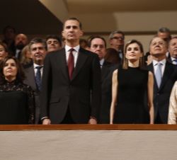 Sus Majestades los Reyes en la primera fila del anfiteatro, durante el minuto de silencio que se guardó en recuerdo de todas las víctimas del terroris