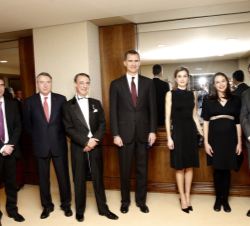 Sus Majestades los Reyes junto al director de la Orquesta, Miguel Ángel Gómez Martínez y el director del Coro de RTVE, Javier Corcuera, entre otras au