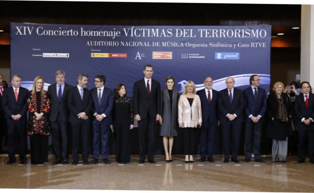 Fotografía de grupo de Sus Majestades los Reyes con las autoridades y patrocinadores asistentes al Concierto "In Memoriam"