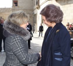 Su Majestad la Reina Doña Sofía recibe el saludo de la delegada del Gobierno en la Comunidad de Castilla y León, María José Salgueiro a su llegada a l