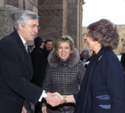 Su Majestad la Reina Doña Sofía recibe el saludo del alcalde de Ávila, José Luis Rivas a su llegada a la Catedral de Ávila