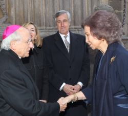 Su Majestad la Reina Doña Sofía recibe el saludo del Obispo de Ávila, Jesús García Burillo a su llegada a la Catedral de Ávila