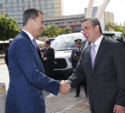 Sus Majestades los Reyes fueron recibidos a su llegada al Centro de Convenciones por el Gobernador del Estado Libre Asociado de Puerto Rico, Alejandro