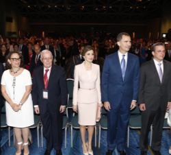 Los Reyes, junto al Gobernador de Puerto Rico y la Primera Dama, el director del Instituto Cervantes, la secretaria general Iberoamericana y el minist