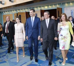 Don Felipe y Doña Letizia abandonan el Centro de Convenciones acompañados del Gobernador de Puerto Rico, Alejandro J. García, y la Primera Dama, Wilma
