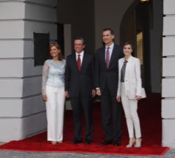 Sus Majestades los Reyes con el Gobernador de Puerto Rico y su esposa, en la entrada de la Fortaleza Santa Catalina 