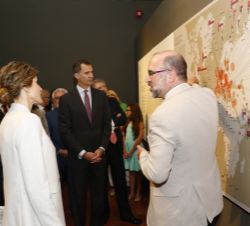 Don Felipe y Doña Letizia atienden a las explicaciones del comisario de la exposición "La lengua y la palabra. 300 años de la RAE" en el Mus