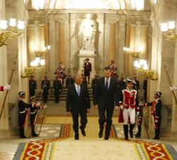 Don Felipe y el Presidente Rebelo de Sousa en la Escalera de Embajadores
