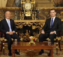 Su Majestad el Rey y el Presidente de la República Portuguesa, durante el encuentro que mantuvieron los Jefes de Estado