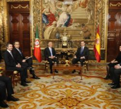 Don Felipe y el Presidente Rebelo de Sousa, durante la reunión que mantuvieron, acompañados por las respectivas delegaciones