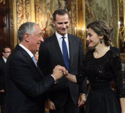 Su Majestad la Reina recibe el saludo del Presidente de la República Portuguesa, en presencia de Su Majestad el Rey