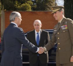 Su Majestad el Rey recibe el saludo del director general de la Guardia Civil, Arsenio Fernández de Mesa, en presencia el ministro del Interior en func